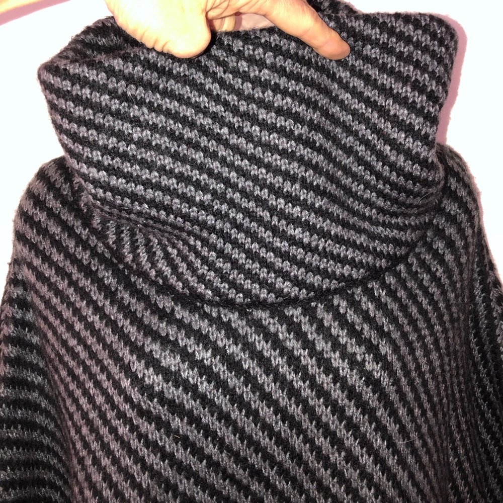 Gap Gray/Black Patterned Cowl Sweater Cape - image 4